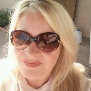 Meet your Posher, Lorie